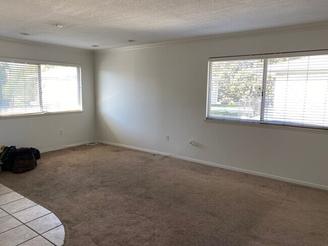 Living room - 16458 Poco Cir