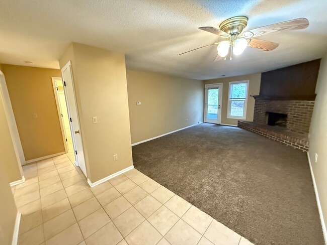 Building Photo - 5633 Bluebird Ct