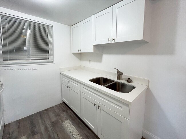 Foto del edificio - 580 NE 127th St
