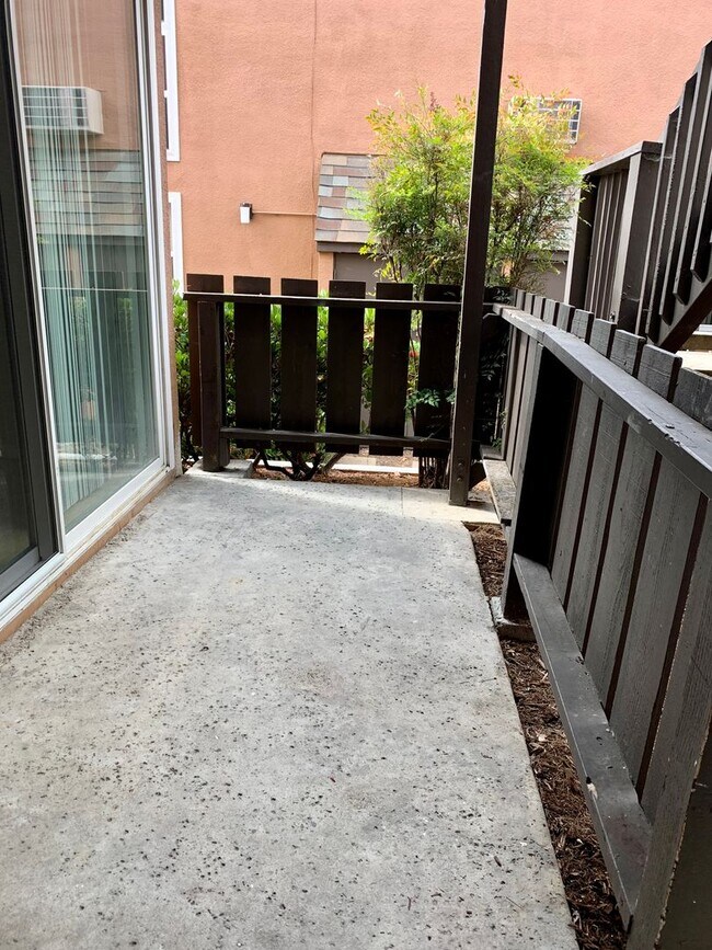 Building Photo - SPACIOUS 3-BEDROOM / 2-BATH APARTMENT IN C...