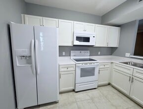 Building Photo - 1115 Golden Lakes Blvd