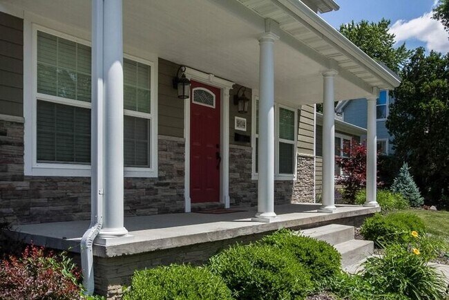 Building Photo - $4,200 | 5 Bedroom, 3 Bathroom House | Pet...