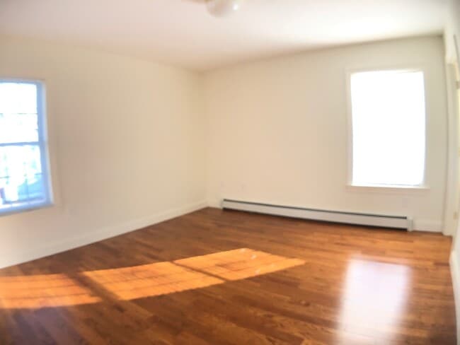 Foto del edificio - Beautiful Raised Ranch with 2 Car Garage, ...