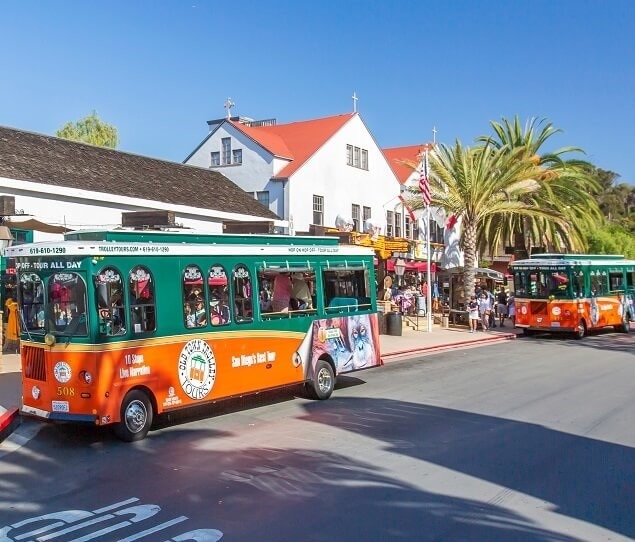 The Old Town Trolley offers tours San Diego’s top attractions