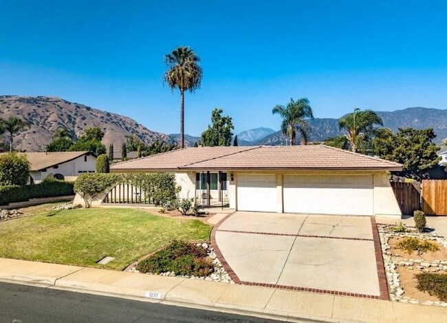 Foto del edificio - 1237 Oak Mesa Dr