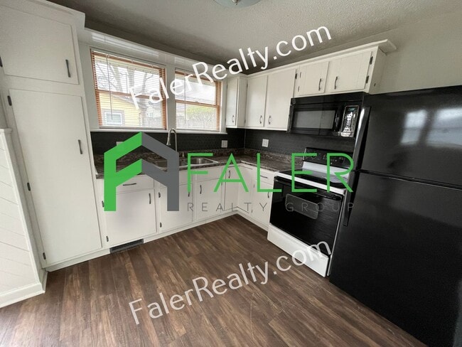 Building Photo - Darling Belmont Bungalow