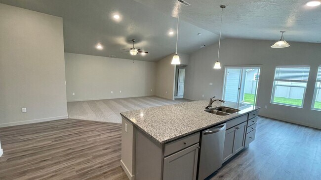 Foto del edificio - $2,199.00 / Large 4 bed 2 bath / 3 car gar...