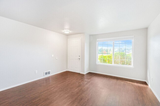 Foto del edificio - Recently updated 3 bdrm, 2 bath. Attached ...