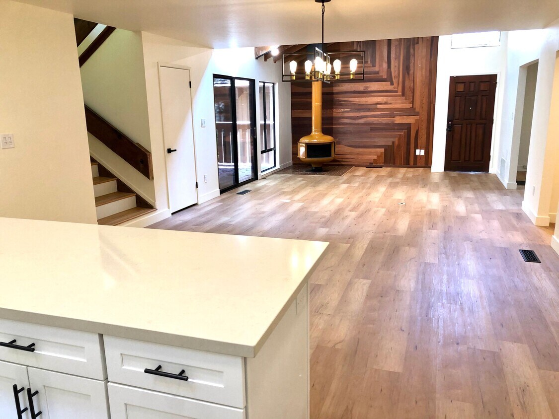Foto principal - 5925 Sarah Ct
