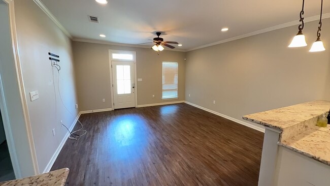 Building Photo - 3 Bedroom 2 Bath home located in coveted L...