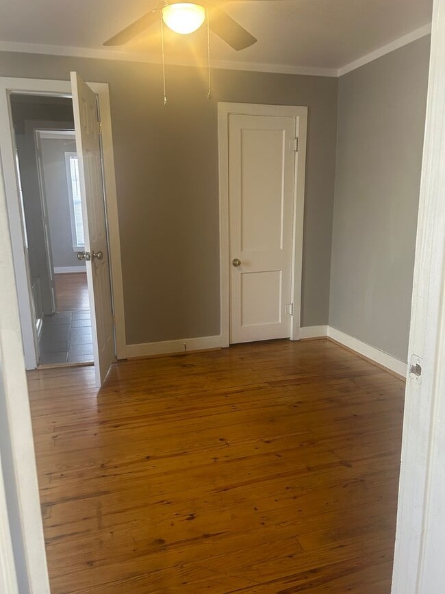 Building Photo - 1009 W 47th St