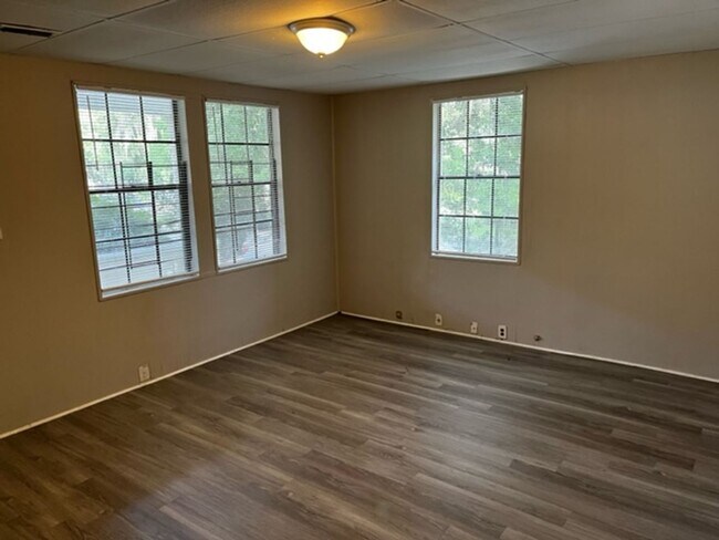 Foto del edificio - 3 BED 1 BATH TOWNHOME CLOSE TO CAMPUS