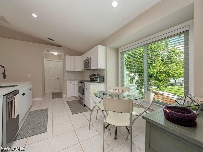 Building Photo - 1082 Capri Dr