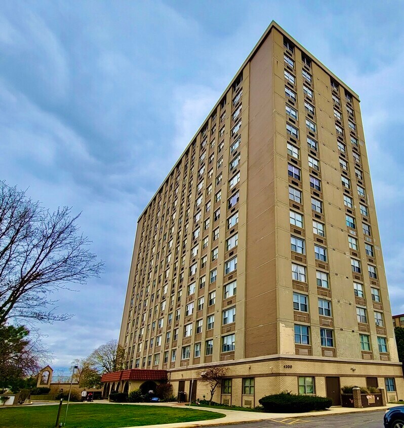 Primary Photo - 4300 W Ford City Dr