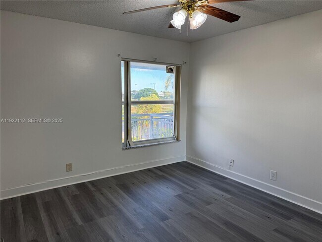 Foto del edificio - 405 S Pine Island Rd