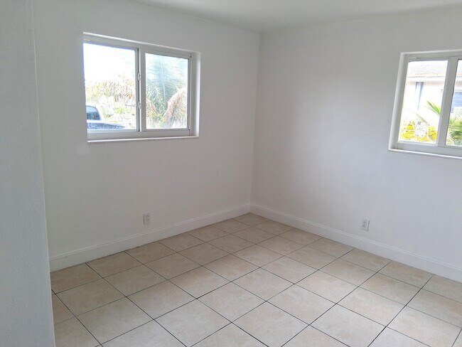 Building Photo - 1837 Gardenia Rd