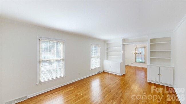 Foto del edificio - 6810 Rosemary Ln