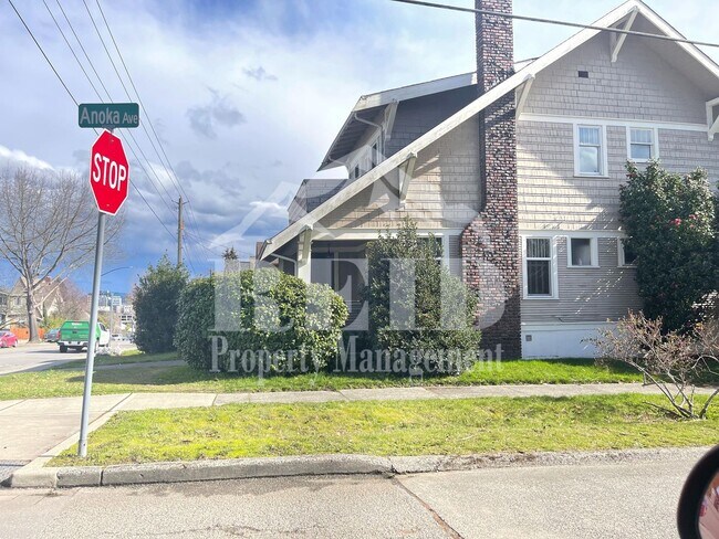 Foto del edificio - Large home/3bed 3 bath with bonus/office room just outside of PSNS and close to Bremerton Ferry