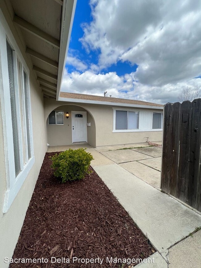 Building Photo - 3 br, 1.5 bath House - Citrus Heights Home...