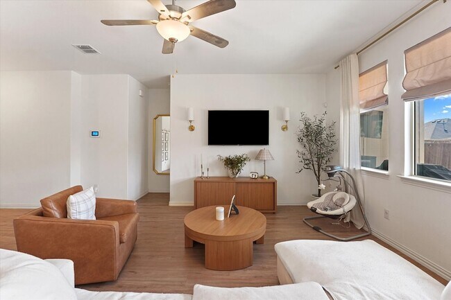 Foto del edificio - 5028 Waterway Dr