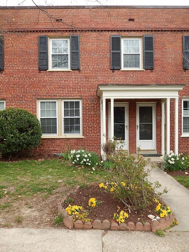 Foto del edificio - Charming 1 Bed 1 Bath Townhome Style Condo In Historic Arlington Village