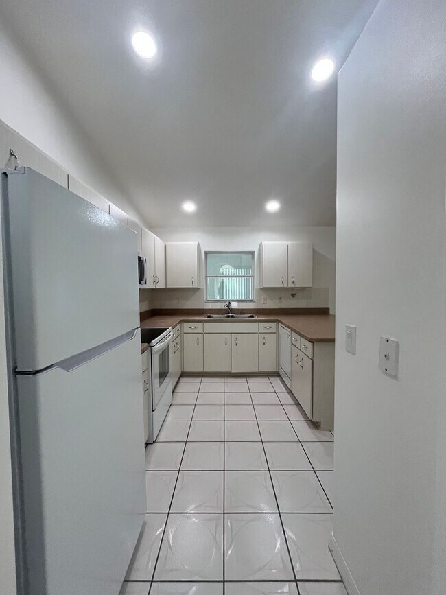 Building Photo - Single family Home with Florida room!