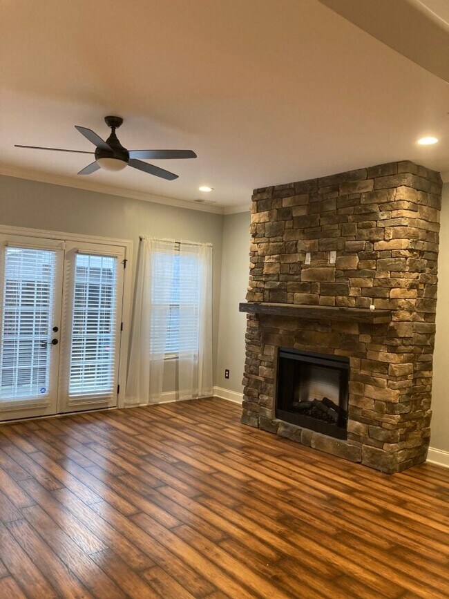 Building Photo - Murfreesboro Townhome near it all!