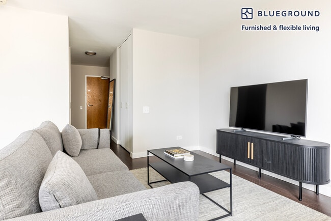 Building Photo - 77 W Huron St