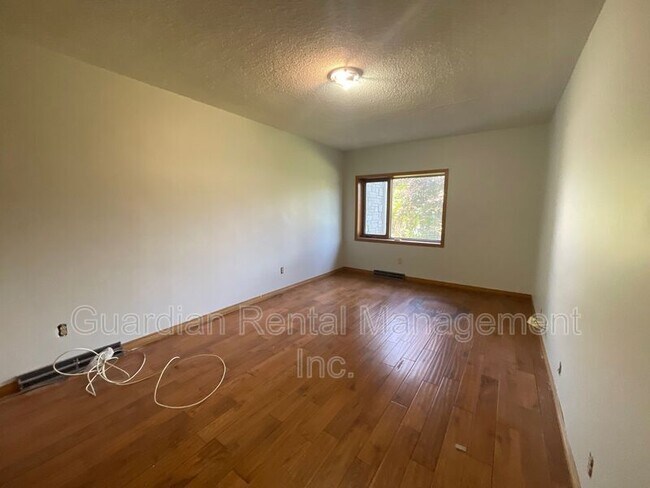 Photo du bâtiment - 1227 Regina Ave