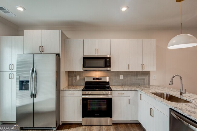 Building Photo - 119 Chateau Dr SE