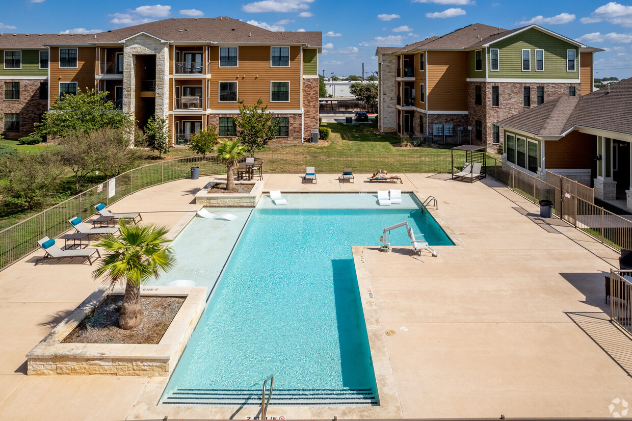 Oasis soleado junto a la piscina en Seguin, TX - Walnut Grove