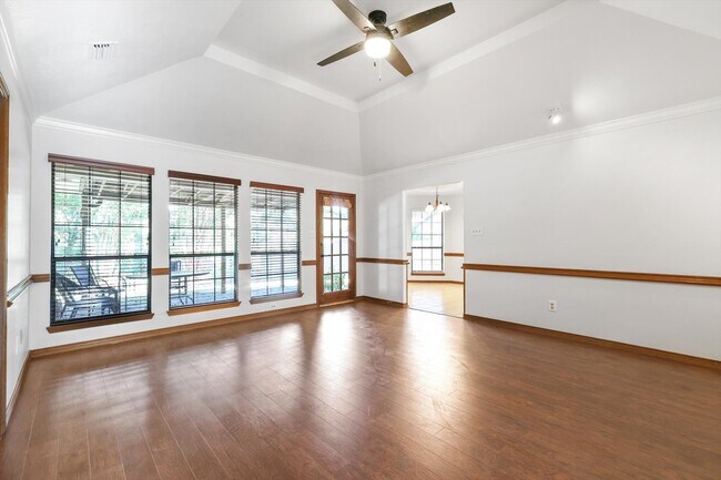 Building Photo - 1011 N Fannin St
