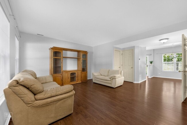 Building Photo - 2 Bedroom 2.5 Bath 1 Car Garage located in...