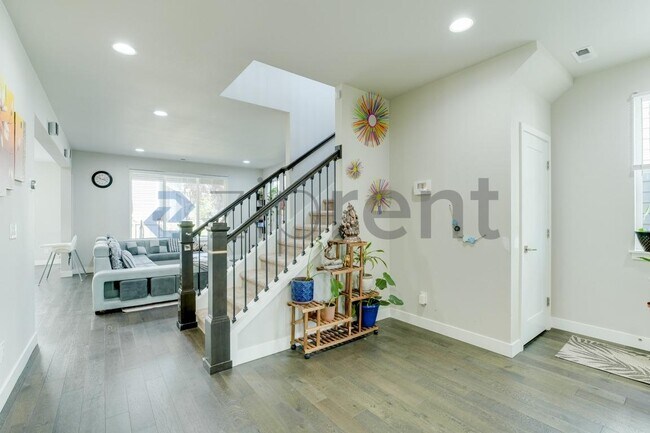Building Photo - Unit