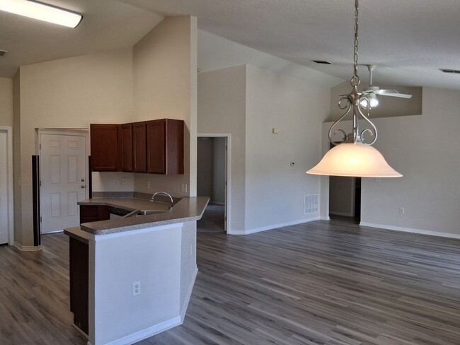 Building Photo - Large 4 bedroom 2 bath House