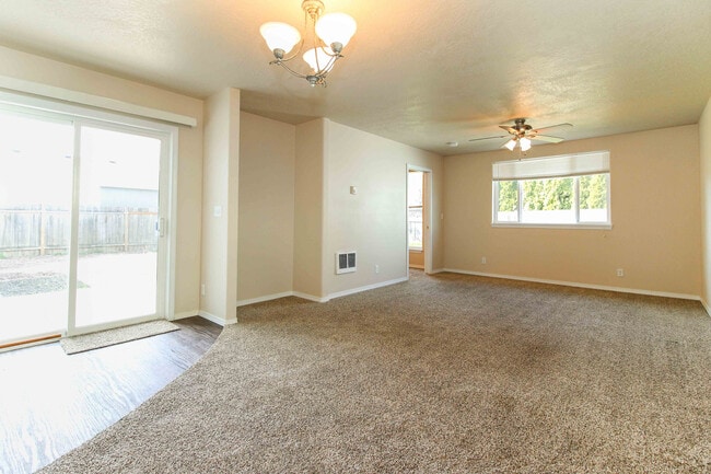 Building Photo - Fantastic 4-Bedroom, 3.5-Bath Home In Great Neighborhood!