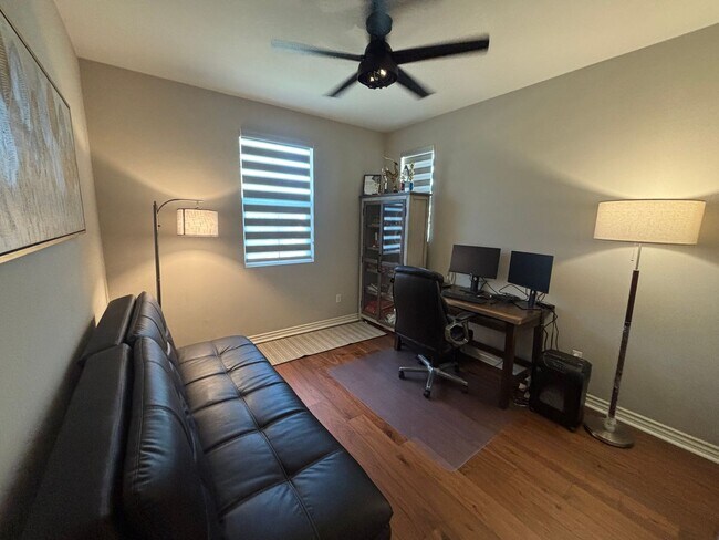 Foto del edificio - 4-Bedroom Home with Solar, Loft, and Gated Community Amenities in Valencia!