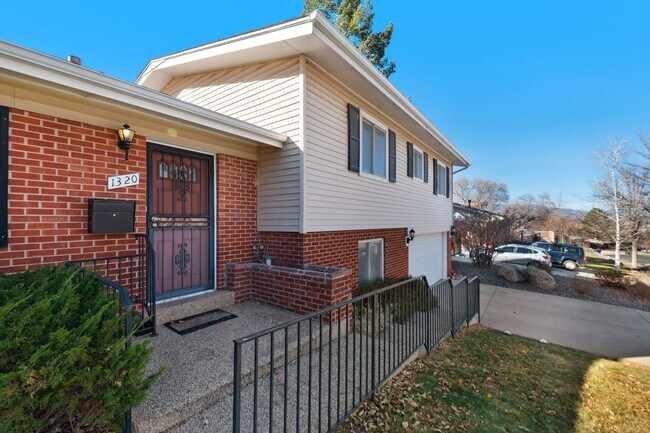 Building Photo - Beautiful 3bdrm 2 car garage Trilevel clos...