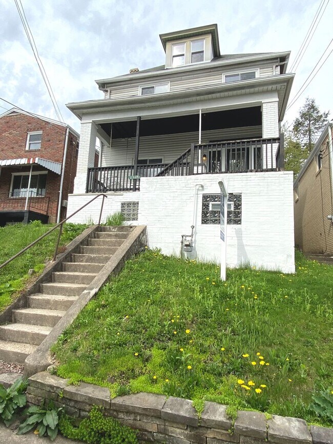 Foto del edificio - Spacious 4 Bed/1 Bath Home in Beechview-Convenient to Downtown! Available 7/5