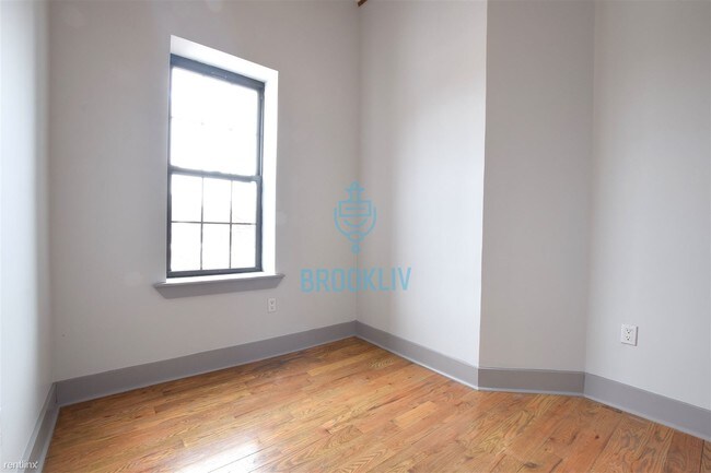Building Photo - 3 br, 1.5 bath Apartment - 292 Bedford Ave 15