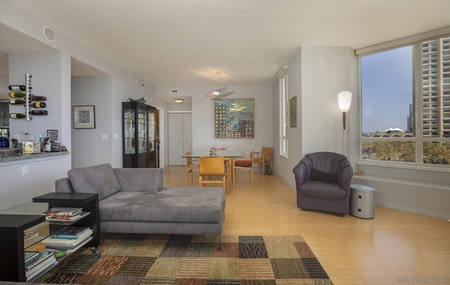 Foto del edificio - 700 W Harbor Dr