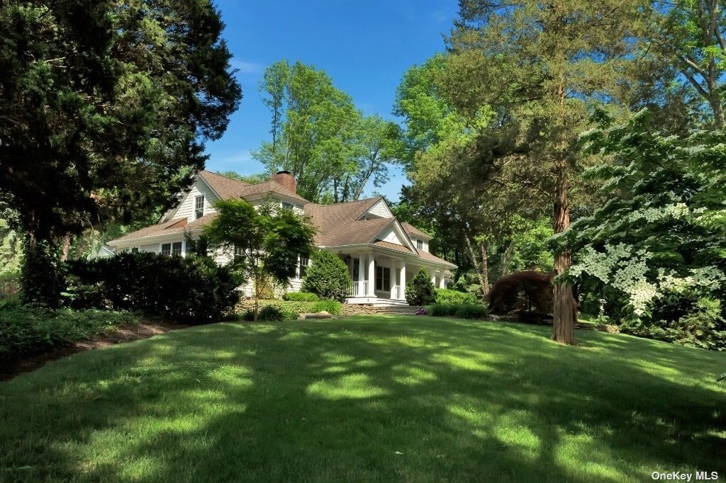 Primary Photo - 336 W Neck Rd
