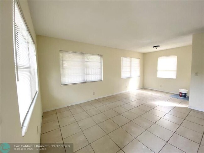 Foto del edificio - 1200 SE 1st St