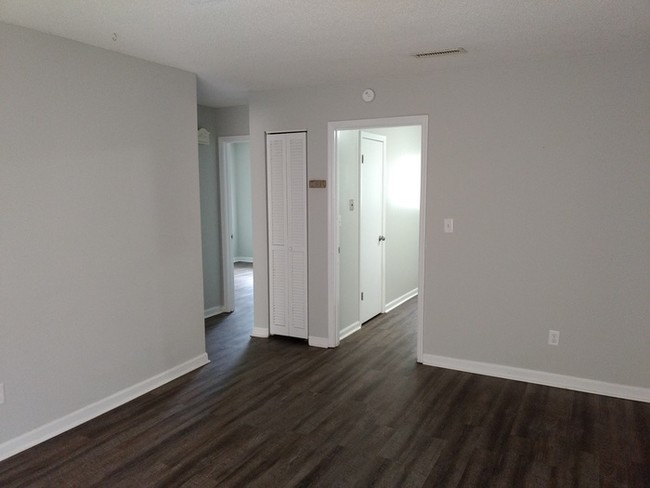 Building Photo - 2 Bedroom 1 Bath - East Ridge Location
