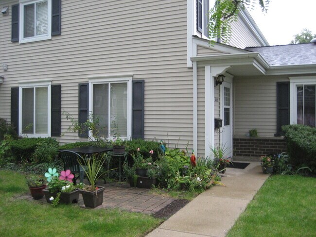Foto del edificio - 602 E Old Willow Rd