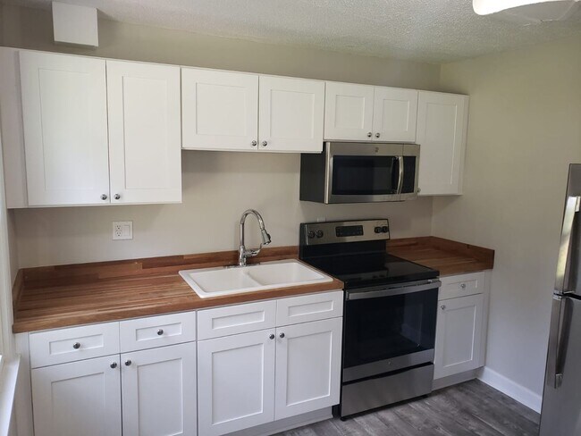 Foto del edificio - NEWLY RENOVATED DUPLEX UNIT