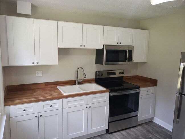 Building Photo - NEWLY RENOVATED DUPLEX UNIT