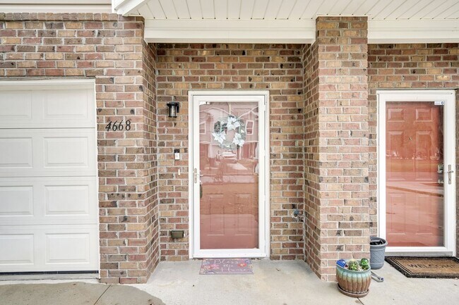 Foto del edificio - Spacious End Unit Townhome with a Flex Space!