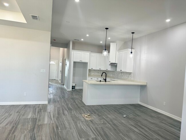 Building Photo - 1018 Escondido Ln E