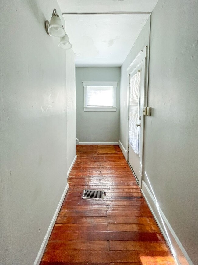Building Photo - PRELEASING for AUGUST! Close to Campus: In-Unit Washer and Dryer